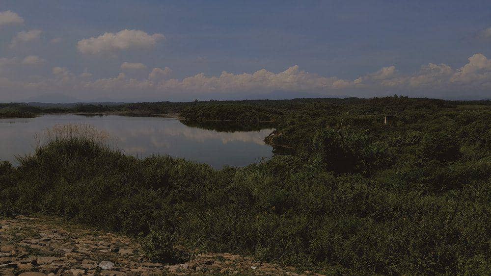 Bukit diatas perkampungan yang tenggelam di Waduk Karian