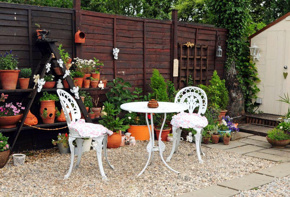 9 Inspirasi Patio dengan Lantai Kerikil, Hemat Bujet dan Perawatan!