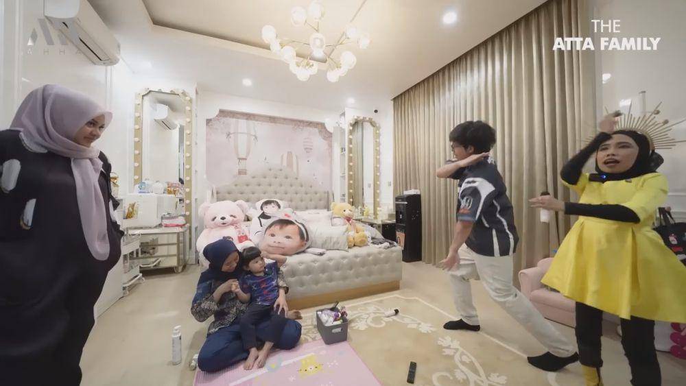 potret Lolly Unyu konser di rumah Aurel (youtube.com/attahalilintar)