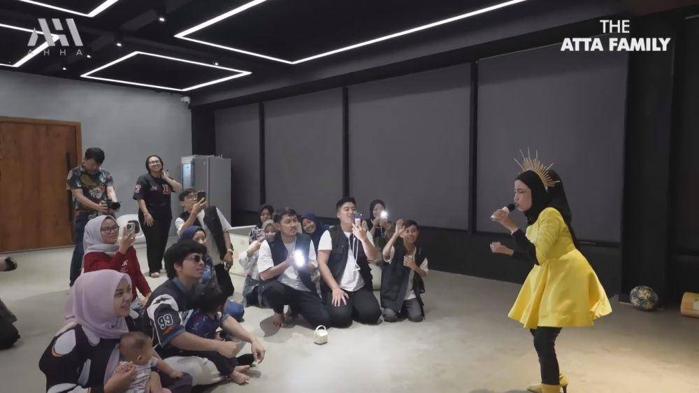 potret Lolly Unyu konser di rumah Aurel (youtube.com/attahalilintar)
