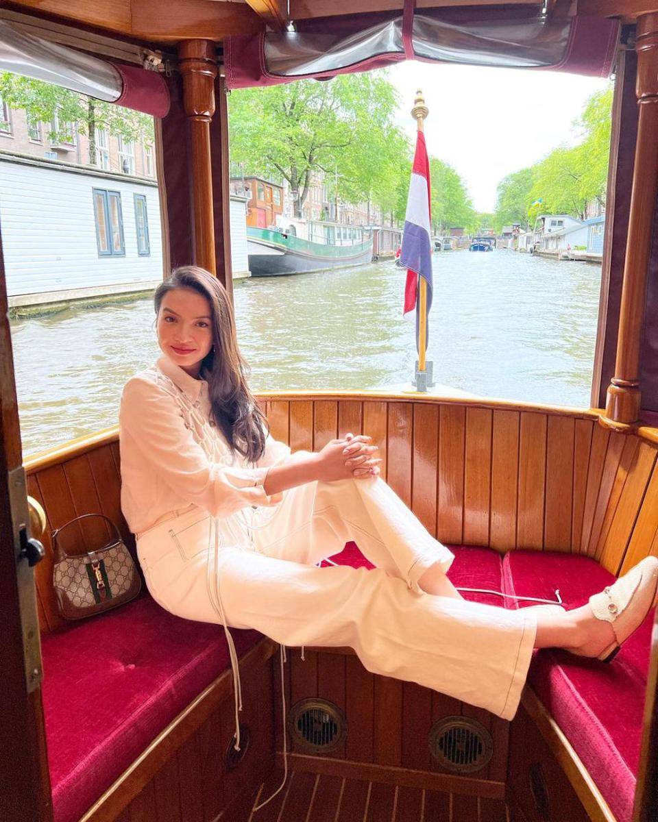 gaya smart casual Raline Shah (instagram.com/ralineshah)