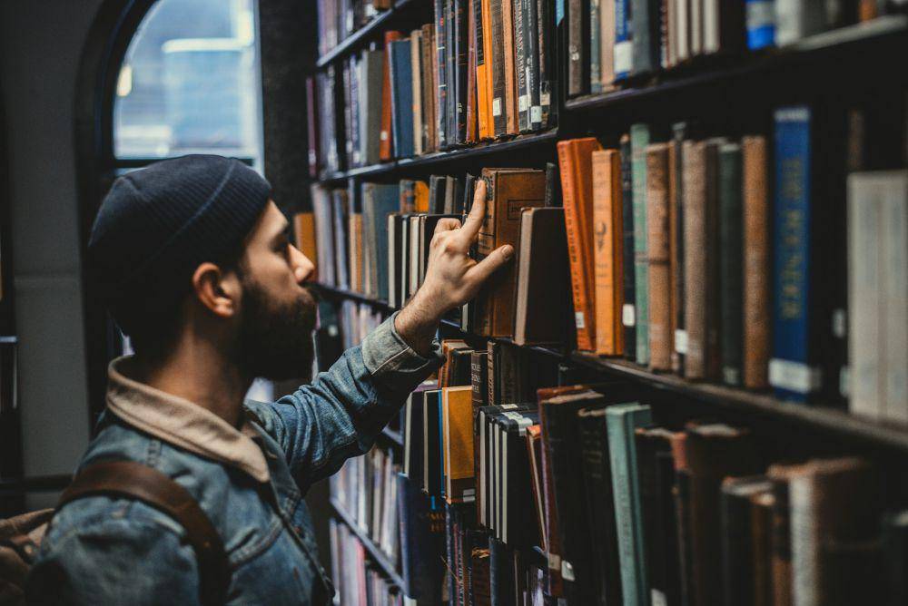 ilustrasi kencan di perpustakaan (Unsplash/Devon Divine)