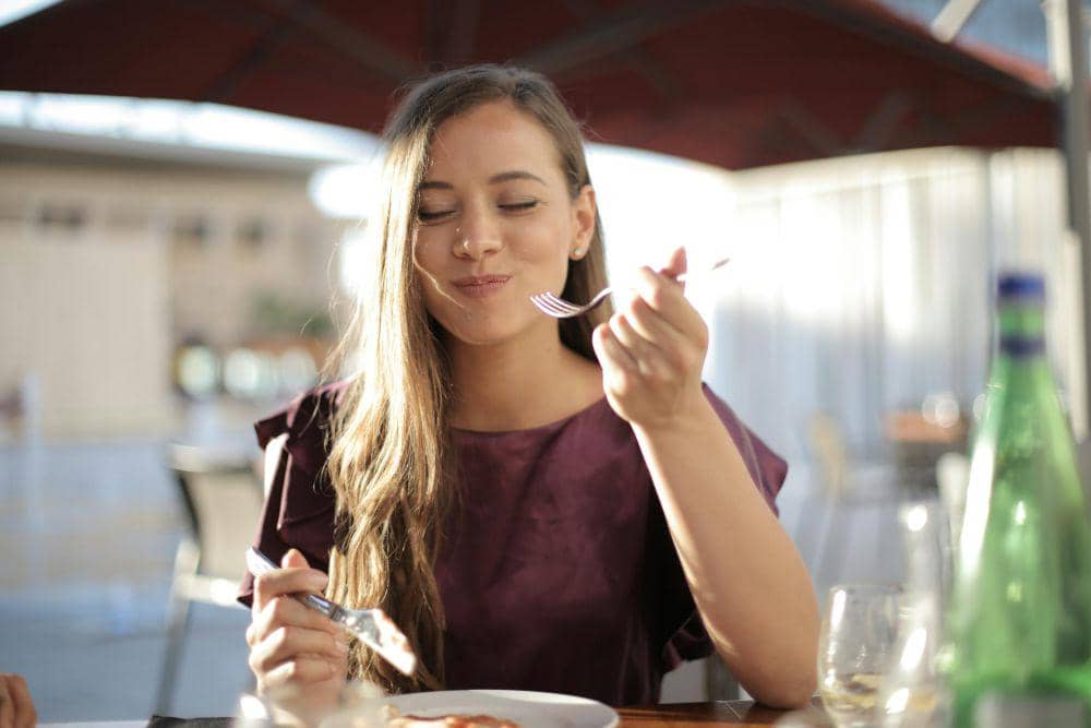 ilustrasi mengonsumsi makanan (pexels.com/Andrea Piacquadio)
