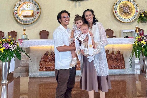 7 Potret Djala Anak Nadine Chandrawinata Dibaptis, Pakai Dress Spesial