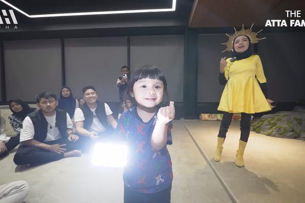 7 Potret Lolly Unyu Konser di Rumah Aurel, Ameena Ikut Antusias