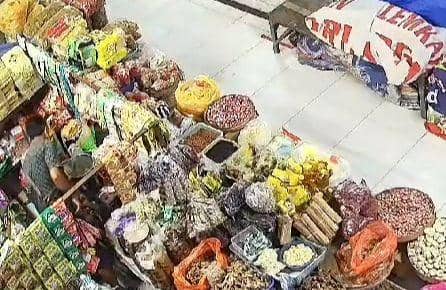 Terekam CCTV, Sepasang Kekasih Kompak Mencuri di Pasar Besar Ngawi