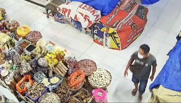 Tampak seorang pria berkaos hitam datang dan langsung menuju tempat uang. IDN Times/ Istimewa