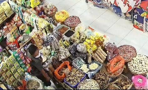 Tampak seorang pria berkaos hitam usai ambil uang langsung kabur. IDN Times/ Istimewa
