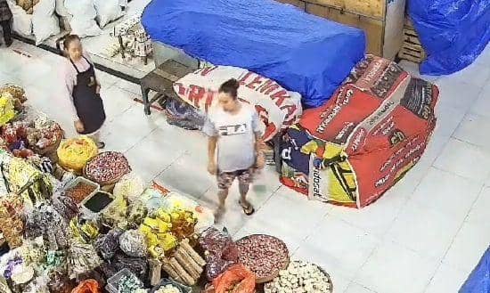 Seorang perempuan berkaos putih diduga mengalihkan korbannya. IDN Times/ Istimewa