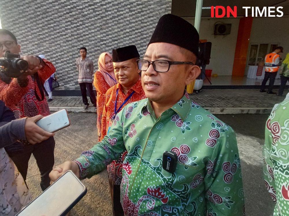 Kepala Kanwil Kemenag Lampung, Puji Raharjo saat diwawancarai usai pelepasan jemaah haji 1445 H/2024 M di Asrama Haji. (IDN Times/Tama Yudha Wiguna).