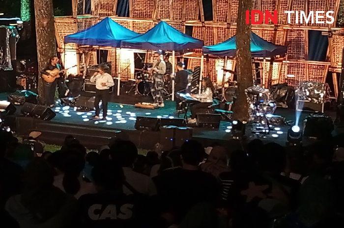 Lesehan, Penonton Nikmati Sajian Musik Berkelas Jazz Gunung Slamet