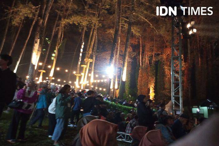 Walau sempat diguyur hujan penonton tetap tak bergeming, Sabtu (11/5/1014).(IDN Times/Cokie Sutrisno)