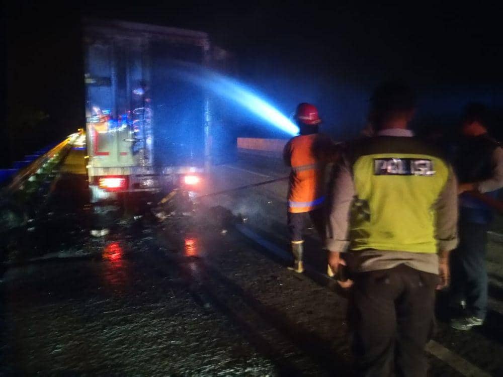 Truk Boks Terbakar di Tol Magetan, Muatan Paket Shopee Hangus
