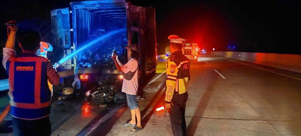 Truk box yang membawa muatan paket Shophie terbakar di Jalan Tol Ngawi - Madiun, Magetan, Jawa Timur. IDN Times/ Istimewa