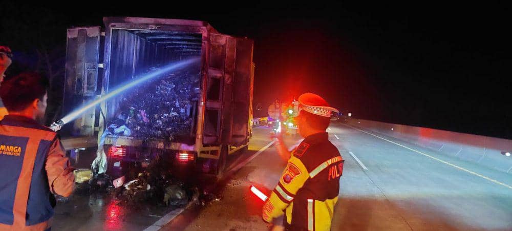 Truk box yang membawa muatan paket Shophie terbakar di Jalan Tol Ngawi - Madiun, Magetan, Jawa Timur. IDN Times/ Istimewa
