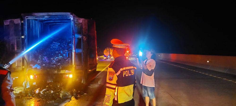 Truk box yang membawa muatan paket Shophie terbakar di Jalan Tol Ngawi - Madiun, Magetan, Jawa Timur. IDN Times/ Istimewa