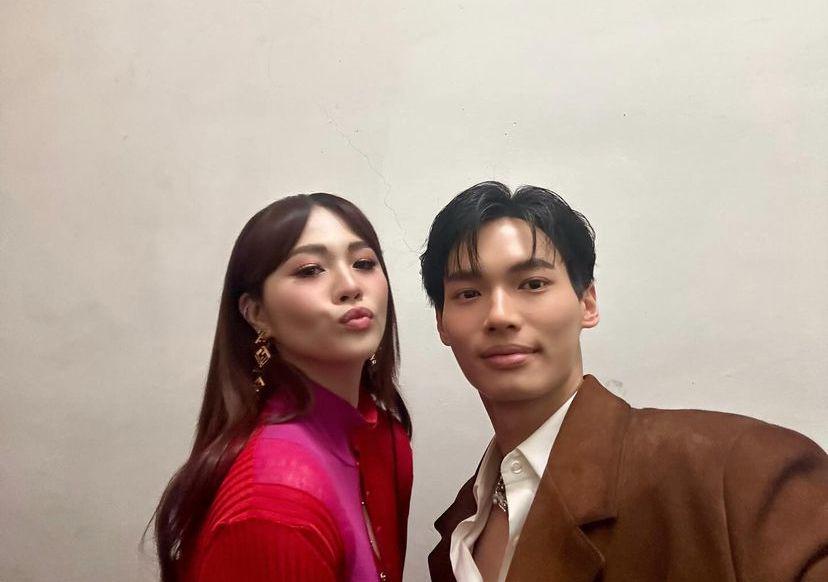 7 Potret Keakraban Win Metawin dan Janella Salvador, Main Film Bareng