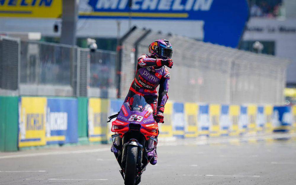Jorge Martin berselebrasi usai finis pertama di sprint race GP Prancis 2024. (motogp.com)