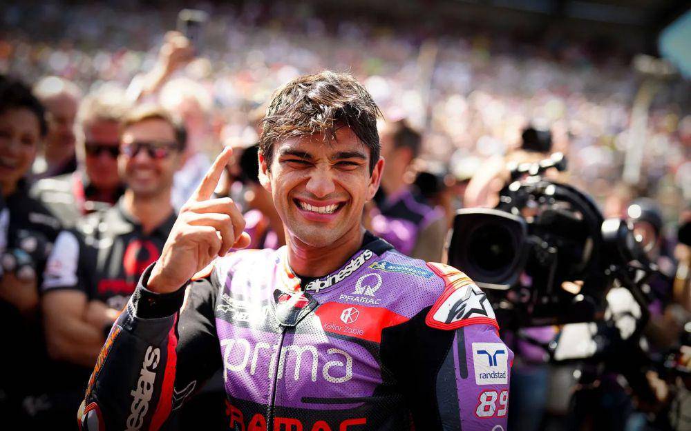 Jorge Martin tersenyum usai finis pertama di sprint race GP Prancis 2024. (motogp.com)