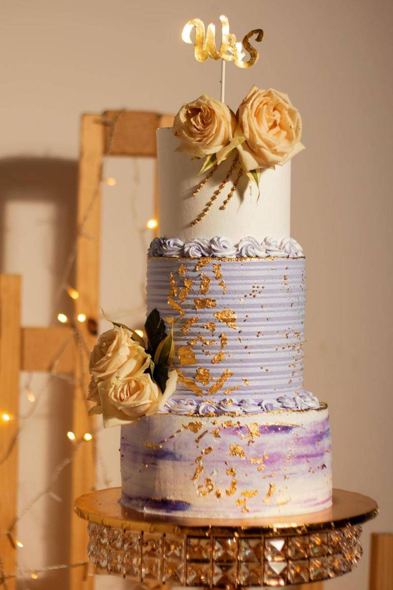 Foto wedding cake warna lilac (pexels.com/Elizabeth Tamara)
