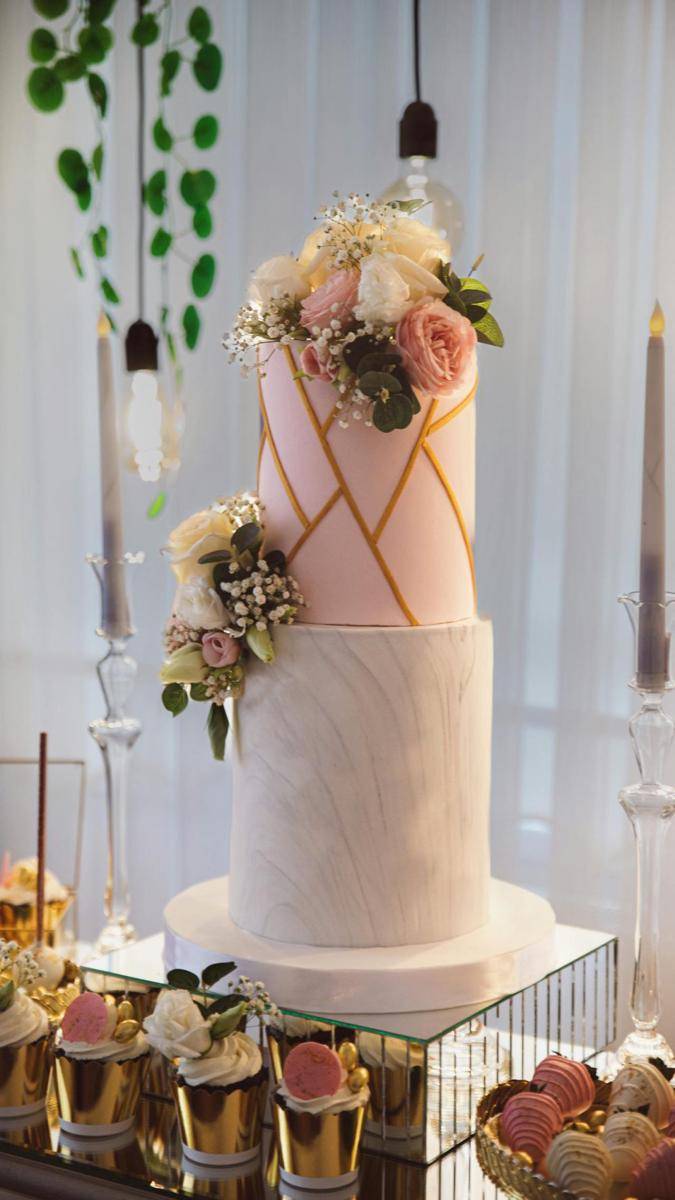 Foto wedding cake (pexels.com/hasan kurt)