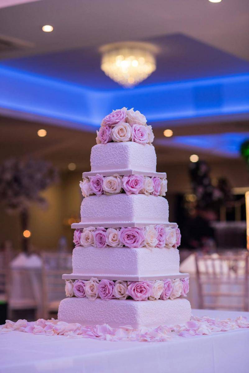 Foto wedding cake warna pink (pexels.com/Jai Kumar)