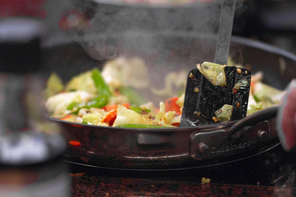 5 Teknik Memasak dengan Minim Lemak, Gunakan Alat Masak Ini