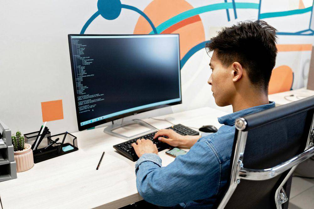 ilustrasi seorang full stack developer (pexels.com/Mikhail Nilov)