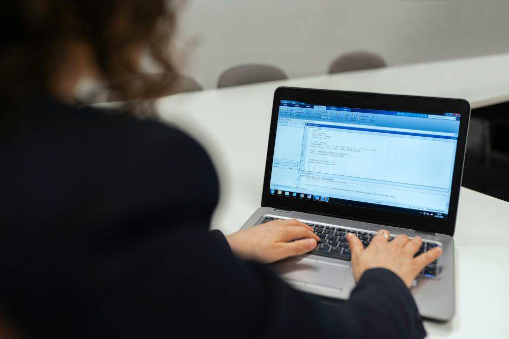 ilustrasi seorang full stack developer (pexels.com/ThisIsEngineering)