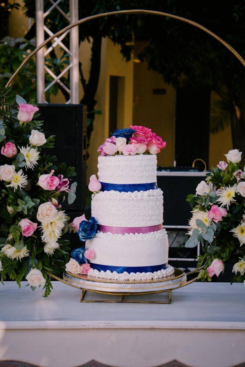 Foto wedding cake dengan bunga (pexels.com/walter Cordero)