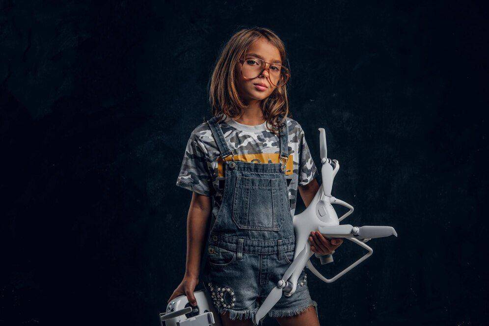 ilustrasi anak kecil sedang memegang drone (freepik.com)