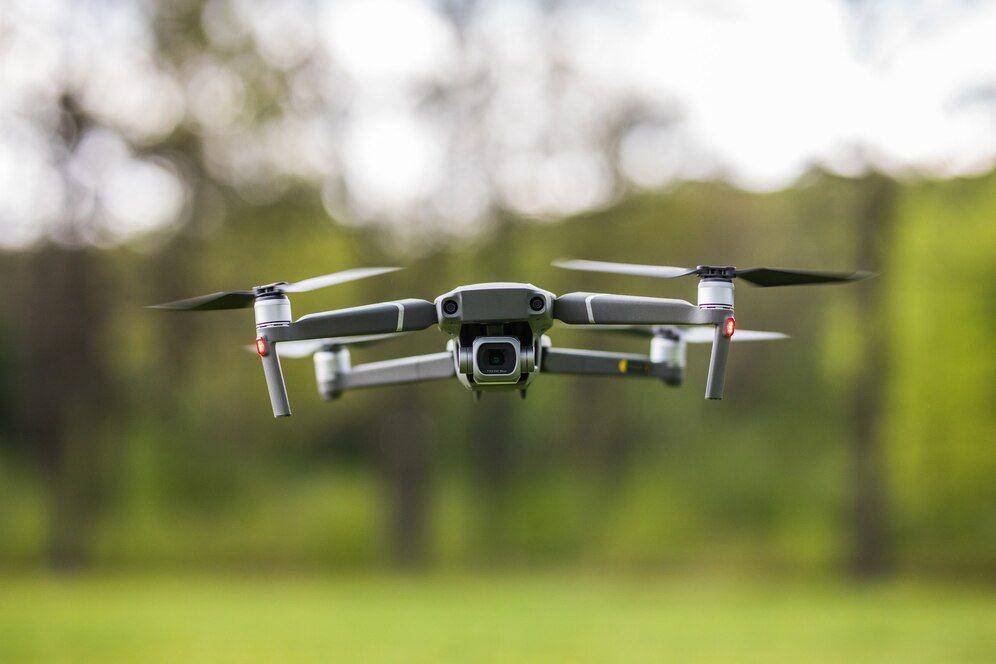 Ilustrasi sedang menggunakan drone (freepik.com)