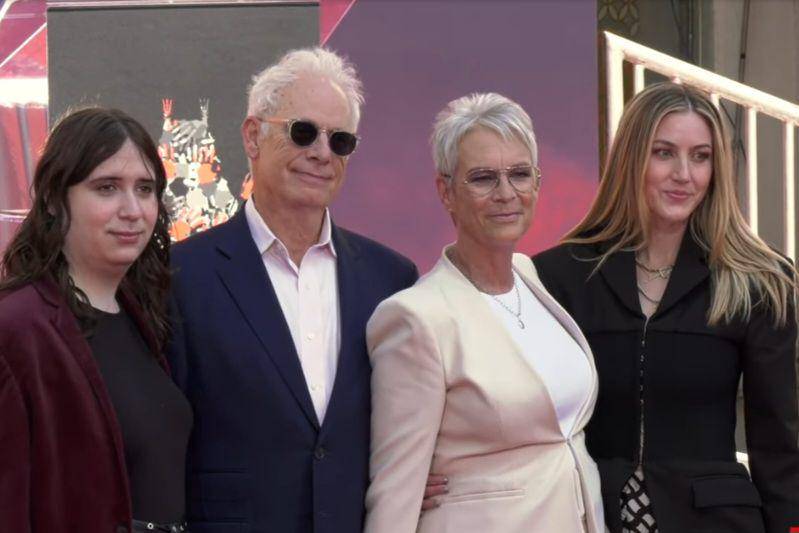 Ruby Guest (kiri), Christopher Guest, Jamie Lee Curtis, dan Annie Guest saat menghadiri acara cetak tangan dan tapak kaki Jamie Lee Curtis yang diadakan di TCL Chinese Theatre di Los Angeles, California, AS, pada Rabu, (12/08/2022). (youtube.com/MaximoTV)