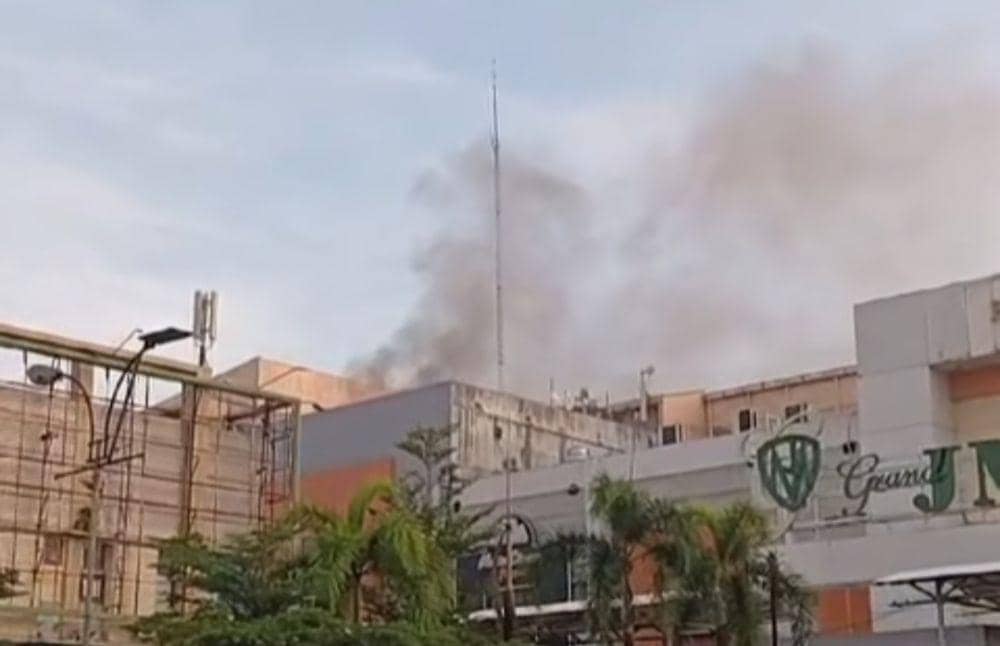 Diduga Korsleting Listrik, Asap Keluar dari PS Mall karena Kebakaran