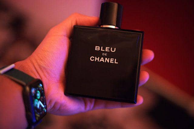 ilustrasi pria memegang parfum (unsplash.com/Sierra Alpha Juliet)