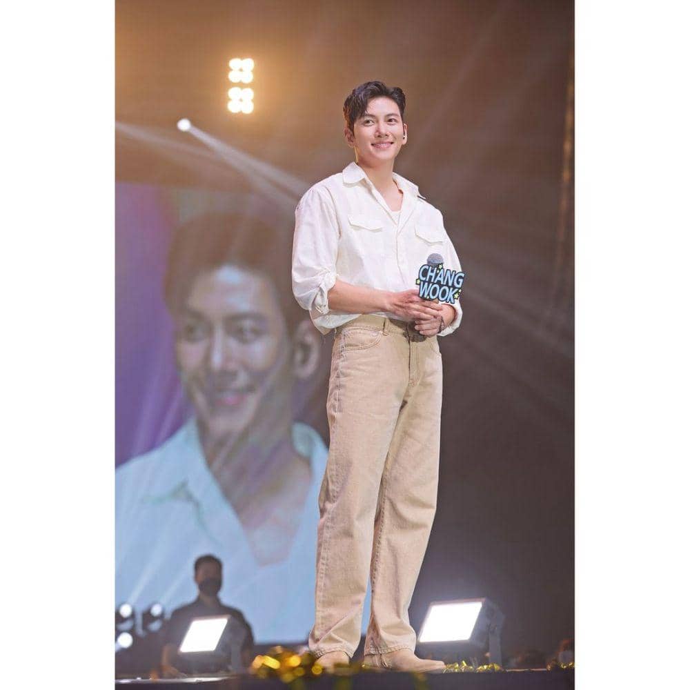 outfit smart casual ala Ji Chang Wook (instagram.com/jichangwook_archive)