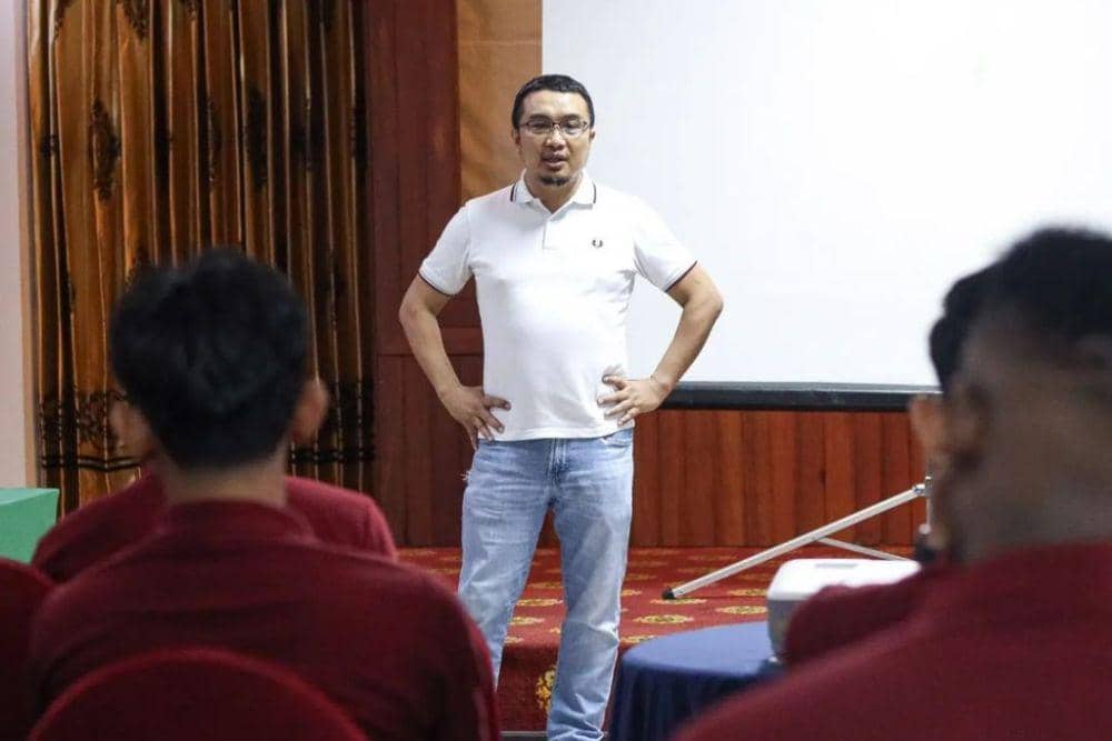 Direktur Utama PSM Makassar, Sadikin Aksa, saat berbicara dengan para pemain jelang laga pekan ke-34 BRI Liga 1 2023/24 kontra RANS Nusantara FC pada 30 April 2024. (Instagram.com/psm_makassar)