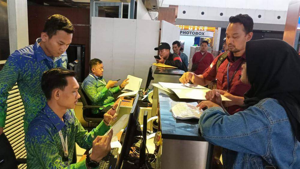 Petugas mengawal WNA asal Sri Lanka yang dideportasi. IDN Times/ istimewa