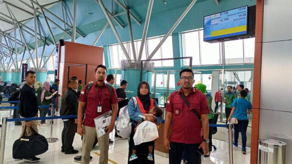 Petugas mengawal WNA asal Sri Lanka yang dideportasi. IDN Times/ istimewa
