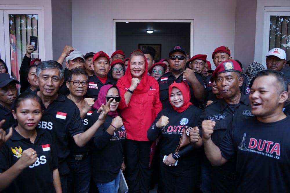 Wali Kota Semarang petahana Hevearita Gunaryanti Rahayu mengambil formulir pendaftaran bakal calon wali kota di Kantor DPC PDI Perjuangan Kota Semarang, Sabtu (11/5/2024). (dok. PDIP)