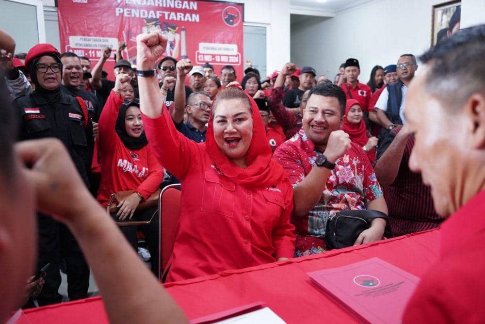 Wali Kota Semarang petahana Hevearita Gunaryanti Rahayu mengambil formulir pendaftaran bakal calon wali kota di Kantor DPC PDI Perjuangan Kota Semarang. (dok. PDIP)