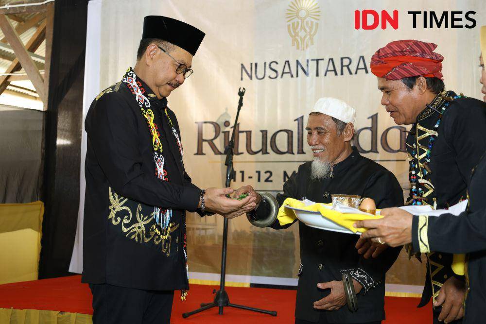 Otorita Ibu Kota Nusantara (OIKN) memfasilitasi pelaksanaan ritual adat Suku Dayak dan Paser di Kalimantan Timur (Kaltim), Sabtu (11/5/2024). (IDN Times/Ervan)