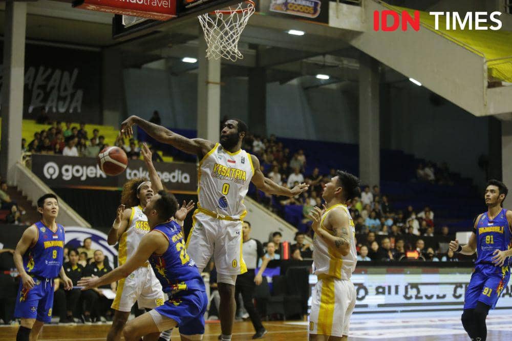 Duel Rajawali Medan vs KBS di Gedung Serbaguna Unimed (IDN Times/Doni Hermawan)