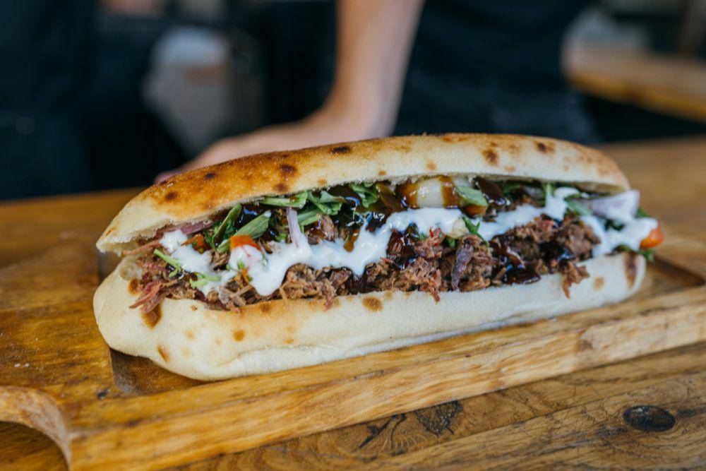 ilustrasi beef sandwich (unsplash.com/Yoad Shejtman)