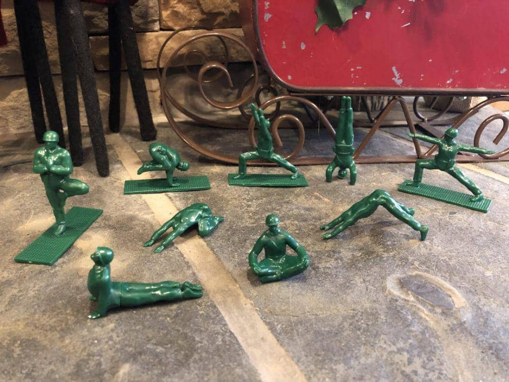 7 Hal Unik Bertema Yoga, Ada Mainan Tentara dengan Pose Yoga?