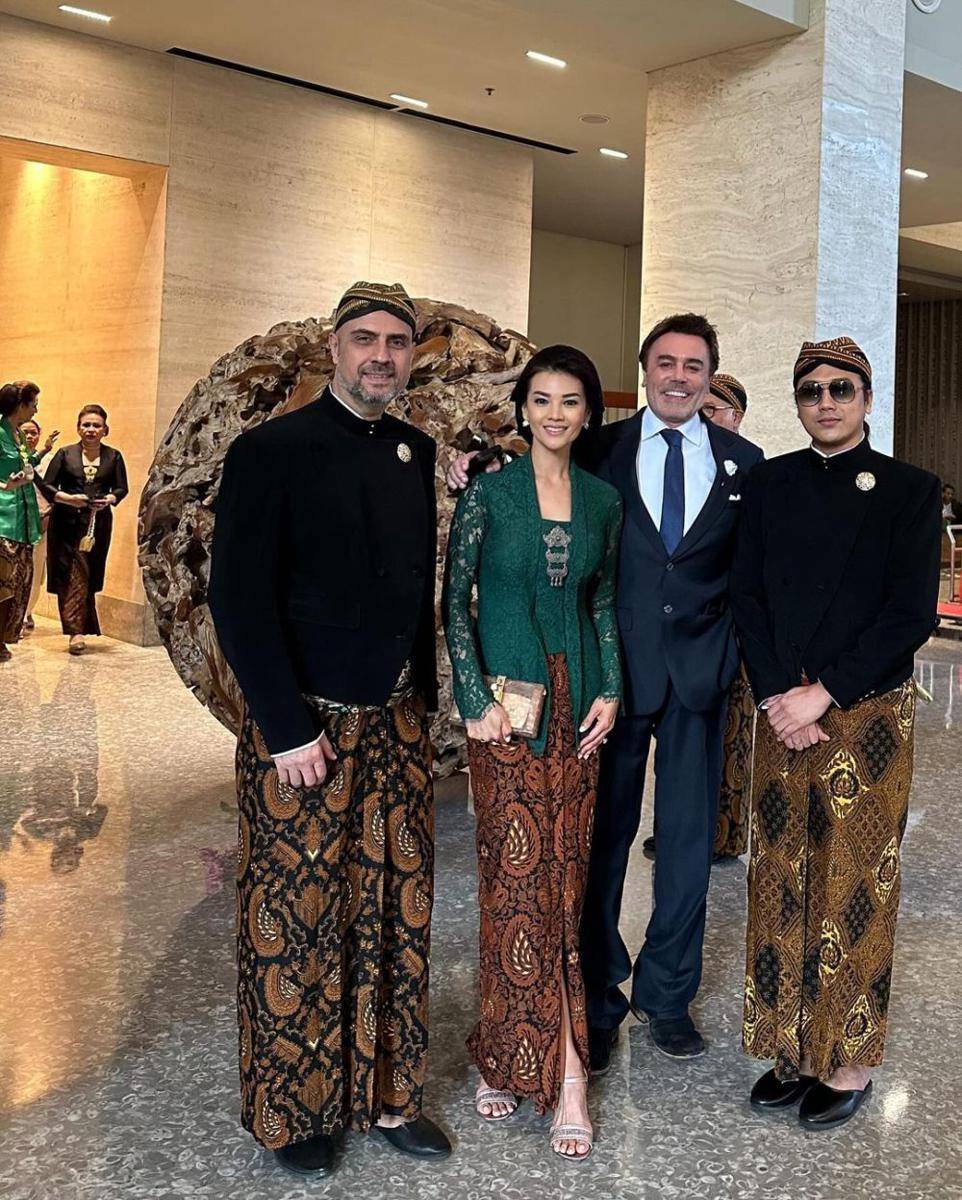 potret Farah Quinn di acara keraton Solo (instagram.com/farahquinnofficial)