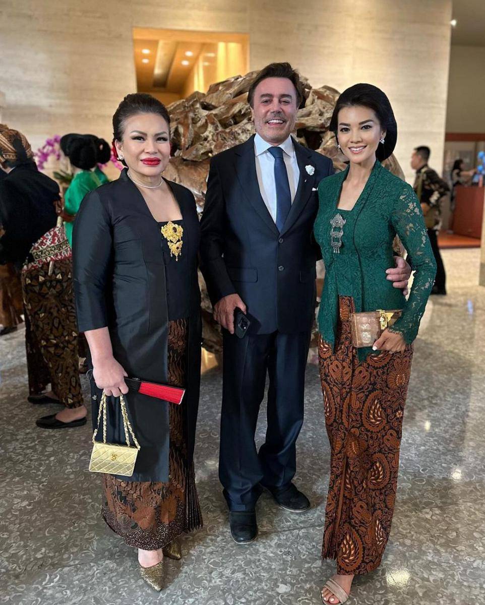 potret Farah Quinn di acara keraton Solo (instagram.com/farahquinnofficial)