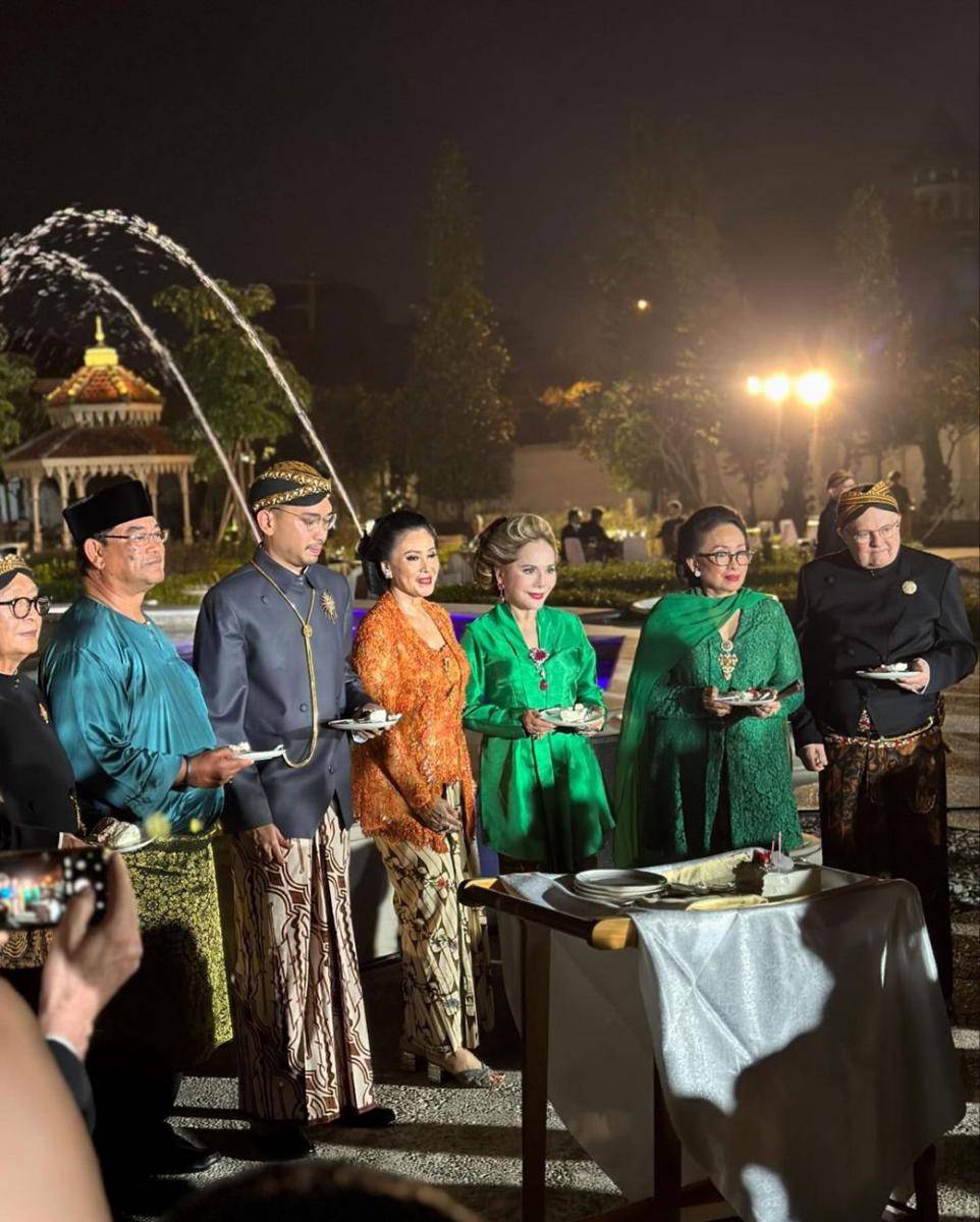 potret Farah Quinn di acara keraton Solo (instagram.com/farahquinnofficial)