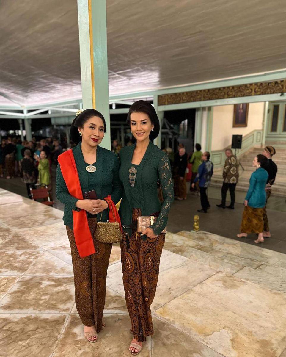 potret Farah Quinn di acara keraton Solo (instagram.com/farahquinnofficial)