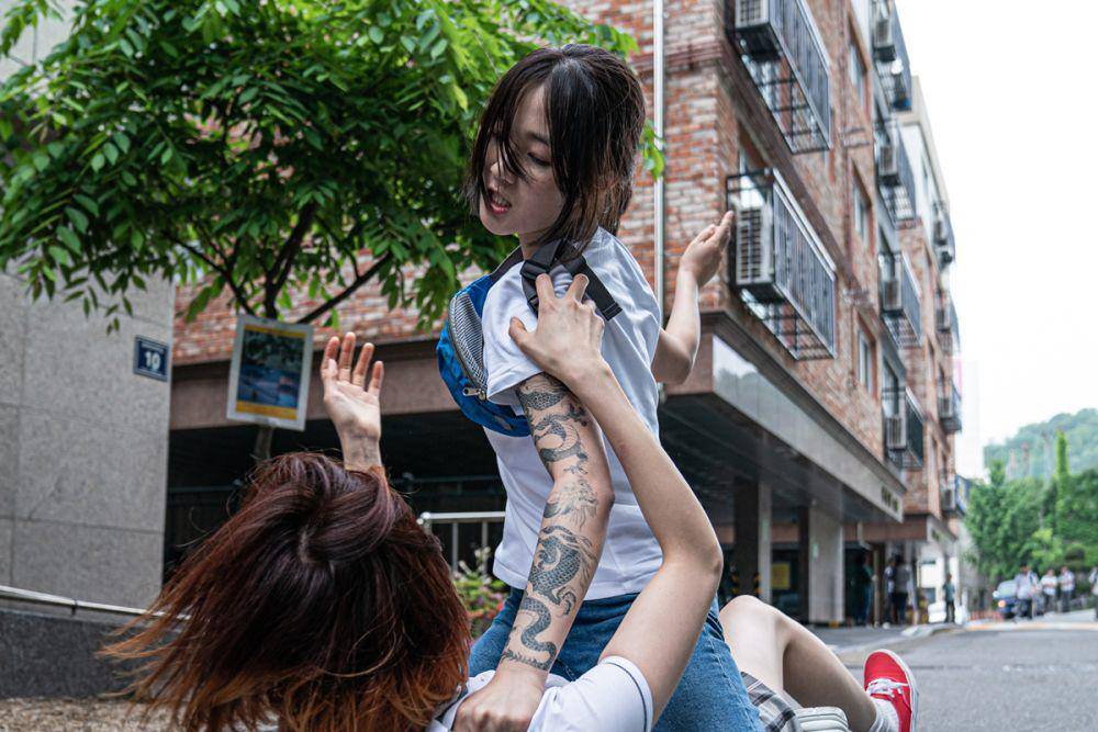 still cut film The Girl on a Bulldozzer (dok. Korean Film Council/The Girl on a Bulldozzer)